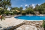 Cuatro casa individuales comparten esta gran piscina 